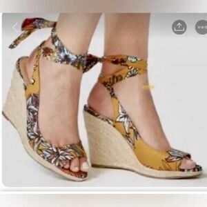 Just Fab Karuna Floral Wedge 4” Heeled Sandals Size 9